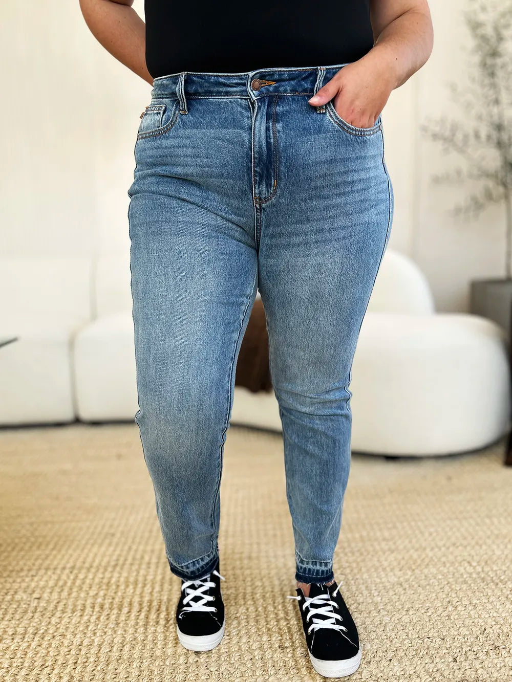 Judy Blue Mid Rise Magic Release Hem Jeans in Medium Wash