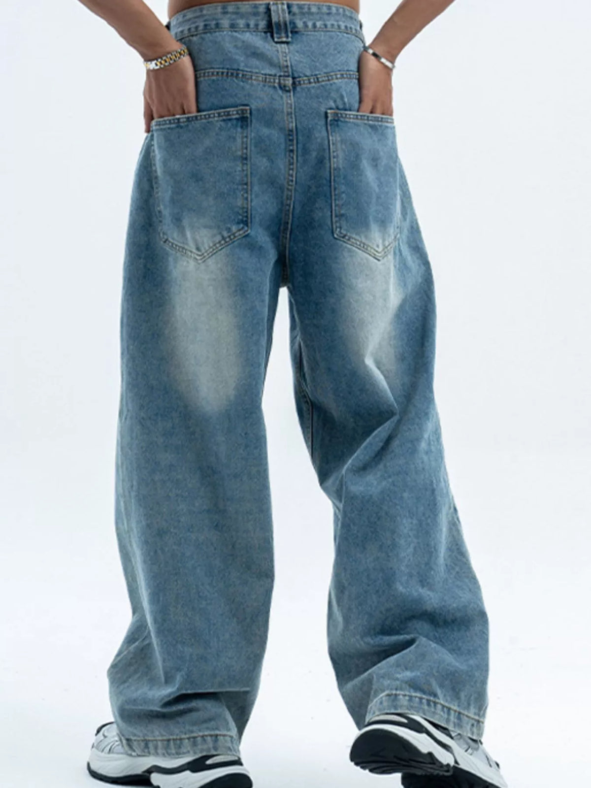 Distressed Vintage Wash Wide Leg Jeans in Blue
