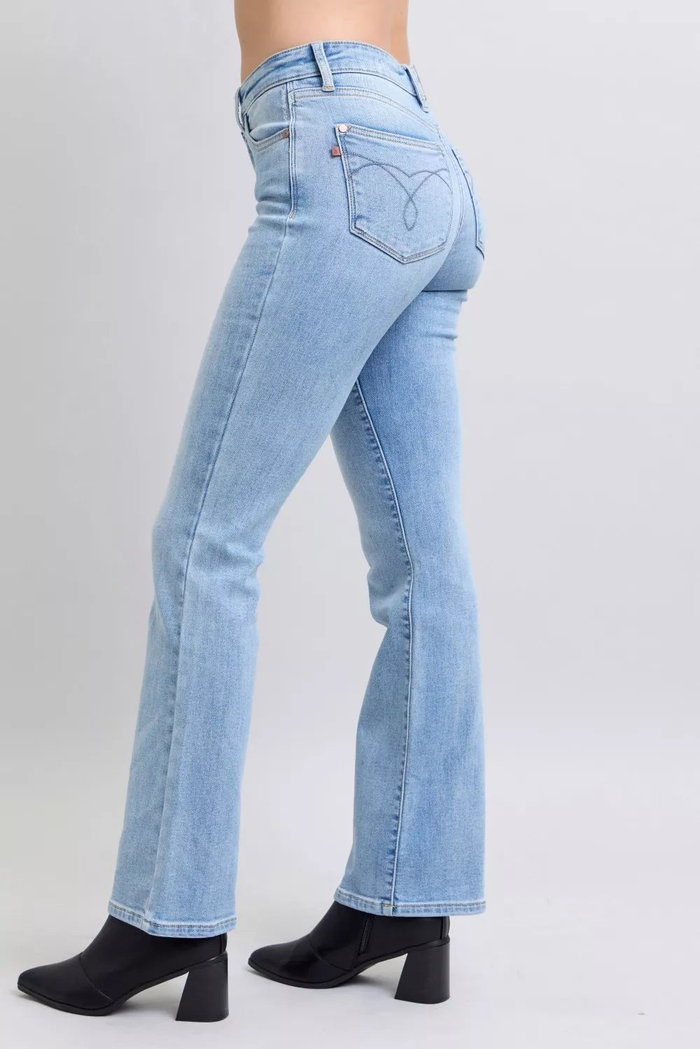 Judy Blue Mid Rise Thermal Bootcut Jeans in Light Wash in Lt