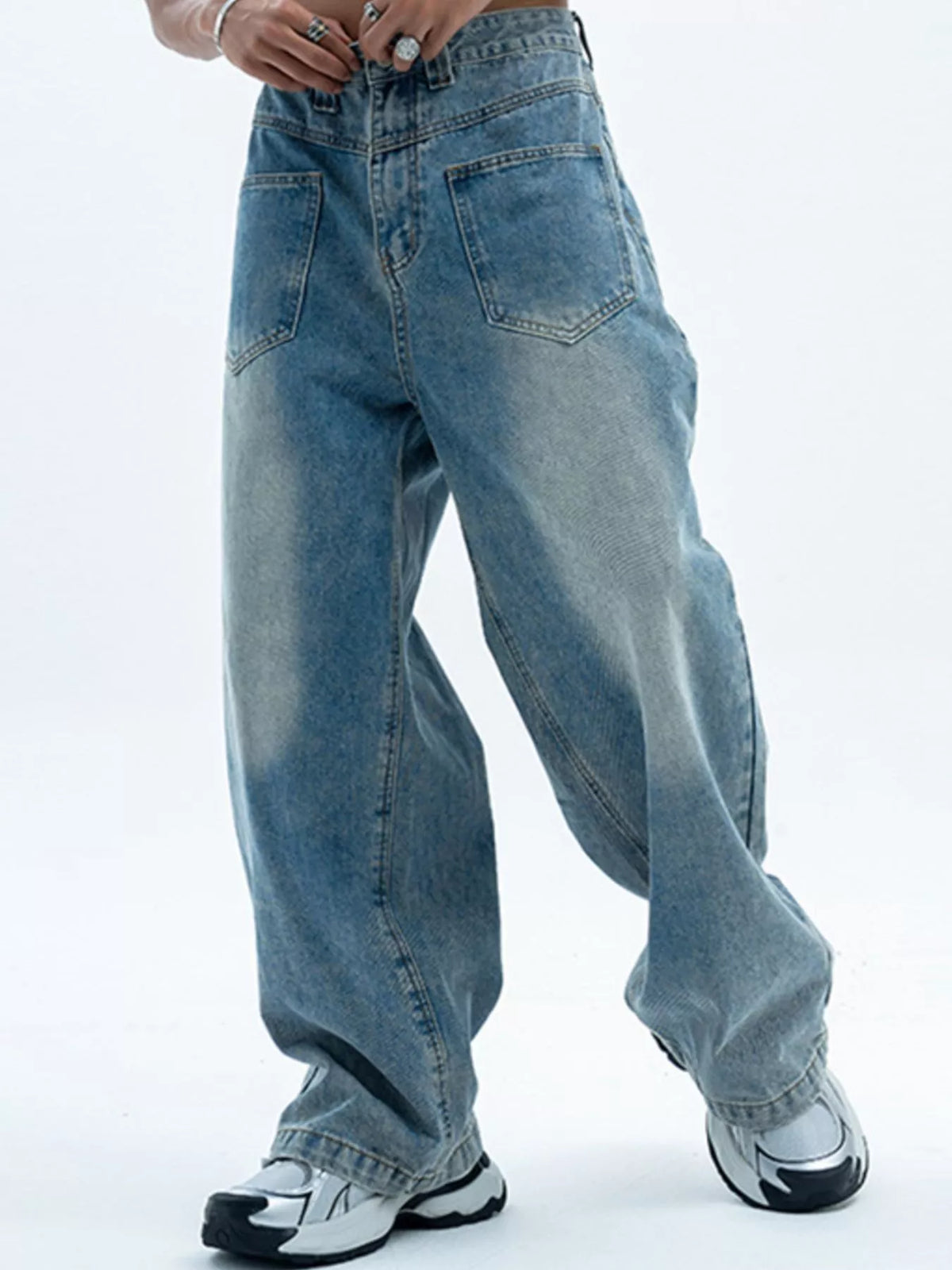 Distressed Vintage Wash Wide Leg Jeans in Blue