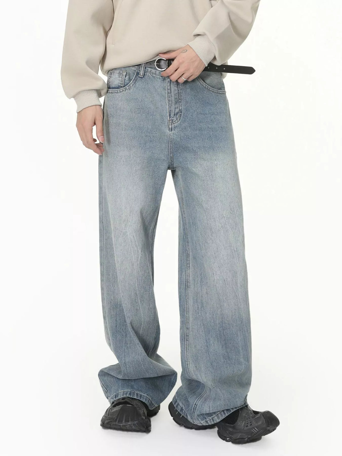 Loose Fit Washed Jeans in Light Blue by DashingTogs