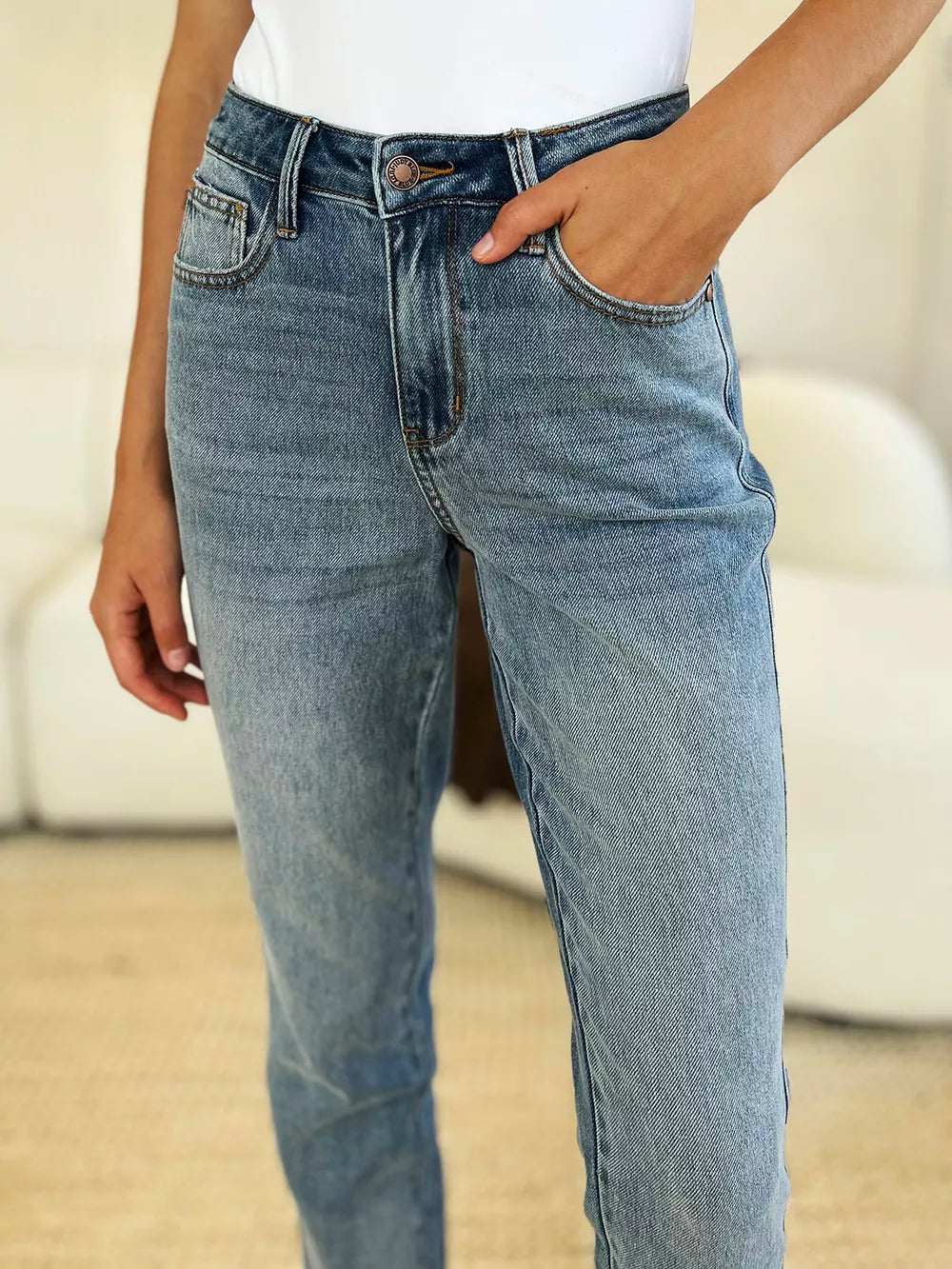 Judy Blue Mid Rise Magic Release Hem Jeans in Medium Wash