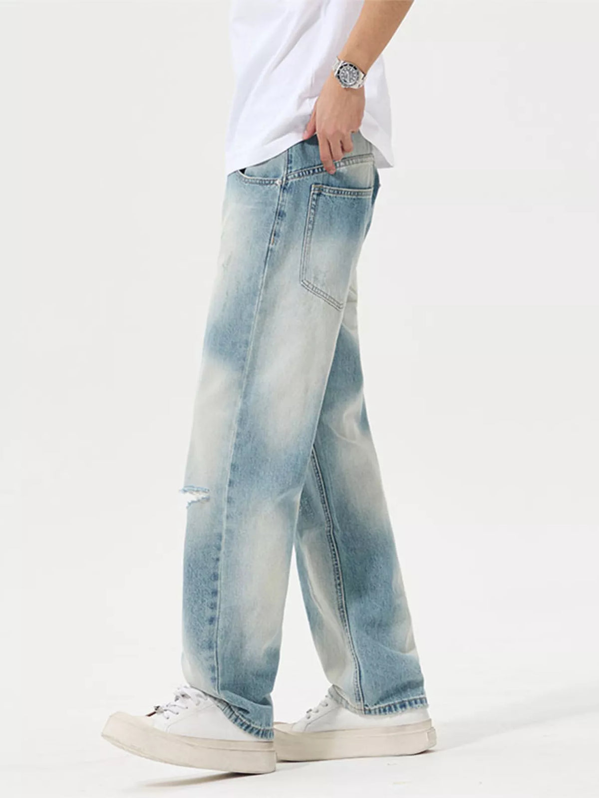 Distressed Relaxed-Fit Jeans in Light