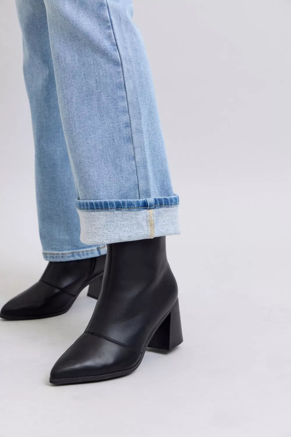 Judy Blue Mid Rise Thermal Bootcut Jeans in Light Wash in Lt