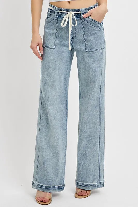 Risen Straight Leg Jeans with Pockets in Medium