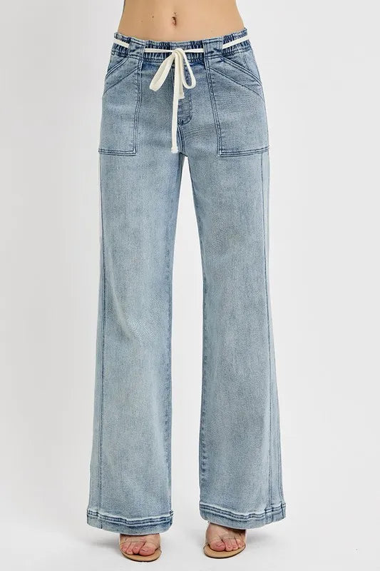 Risen Straight Leg Jeans with Pockets in Medium