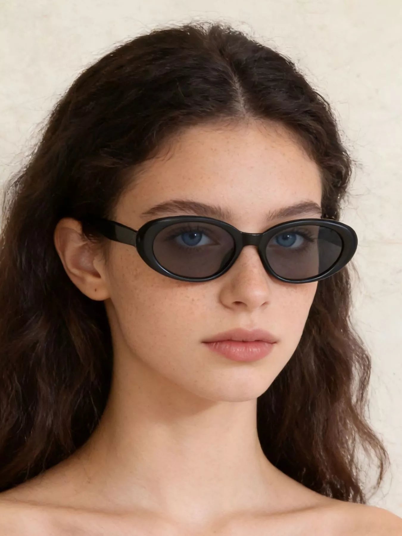 Ilussa Oval Sunglasses in black