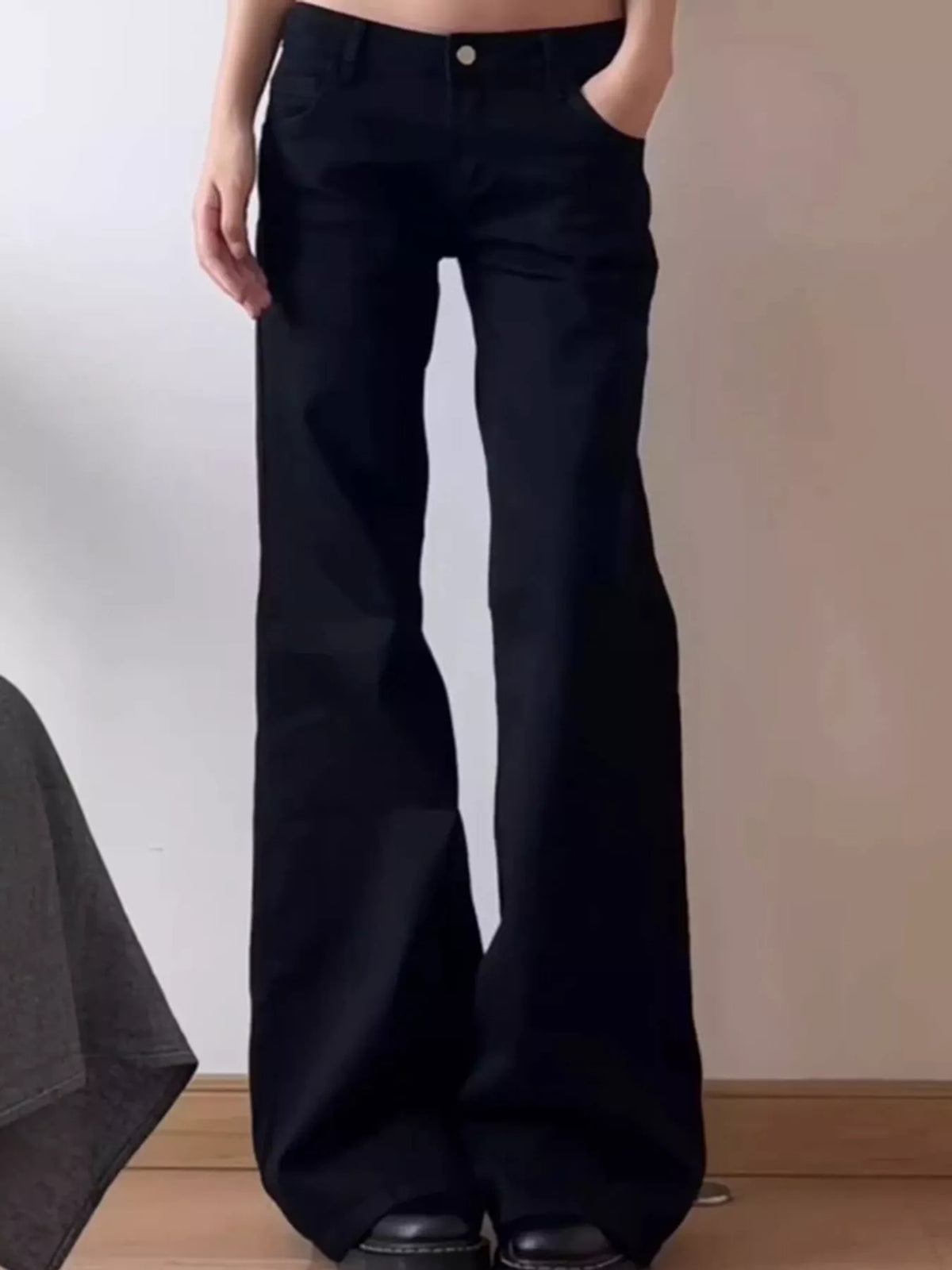 Low-Rise Flare Jeans in Black in Black-Low Rise