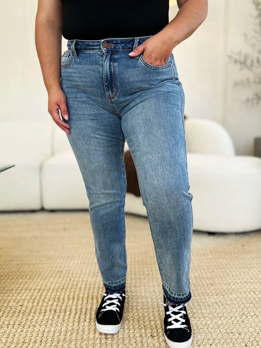 Judy Blue Mid Rise Magic Release Hem Jeans in Medium Wash