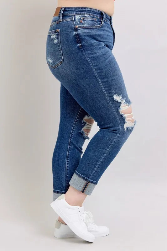 Judy Blue Distressed Boyfriend Jeans in Dark Wash in Dk