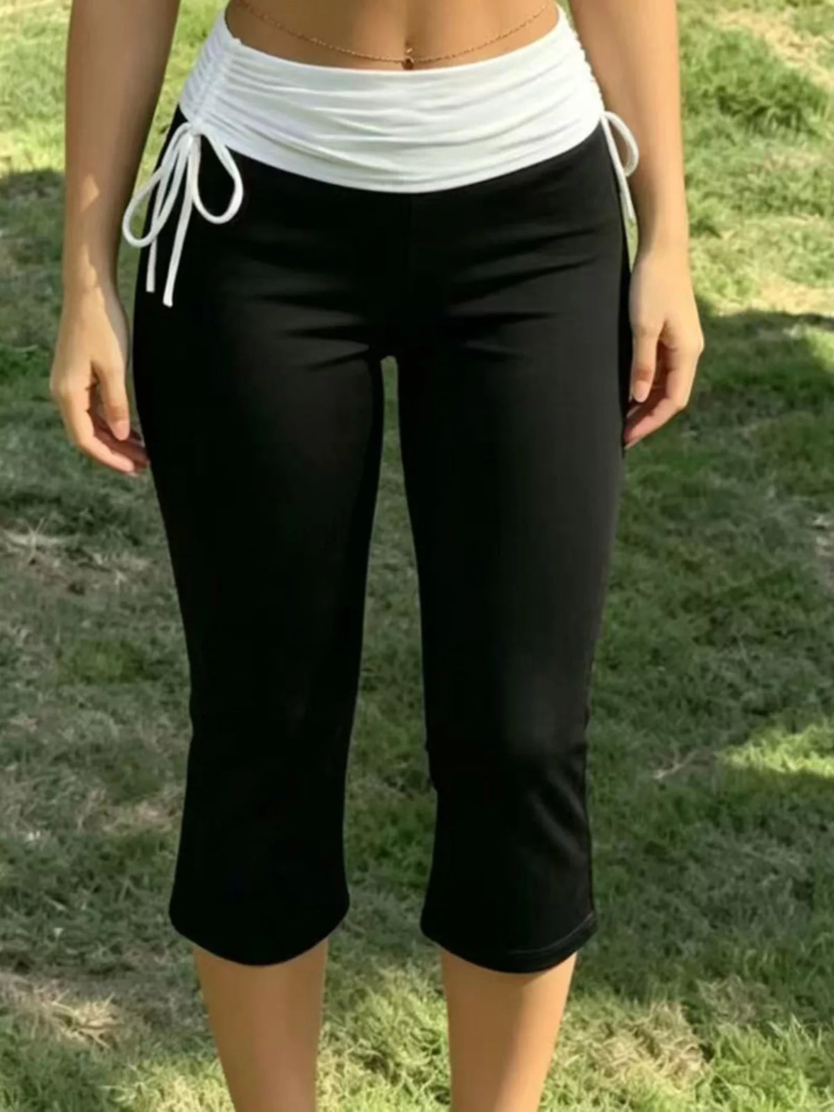 High-Waisted Ruched Drawstring Capri Pants in Black