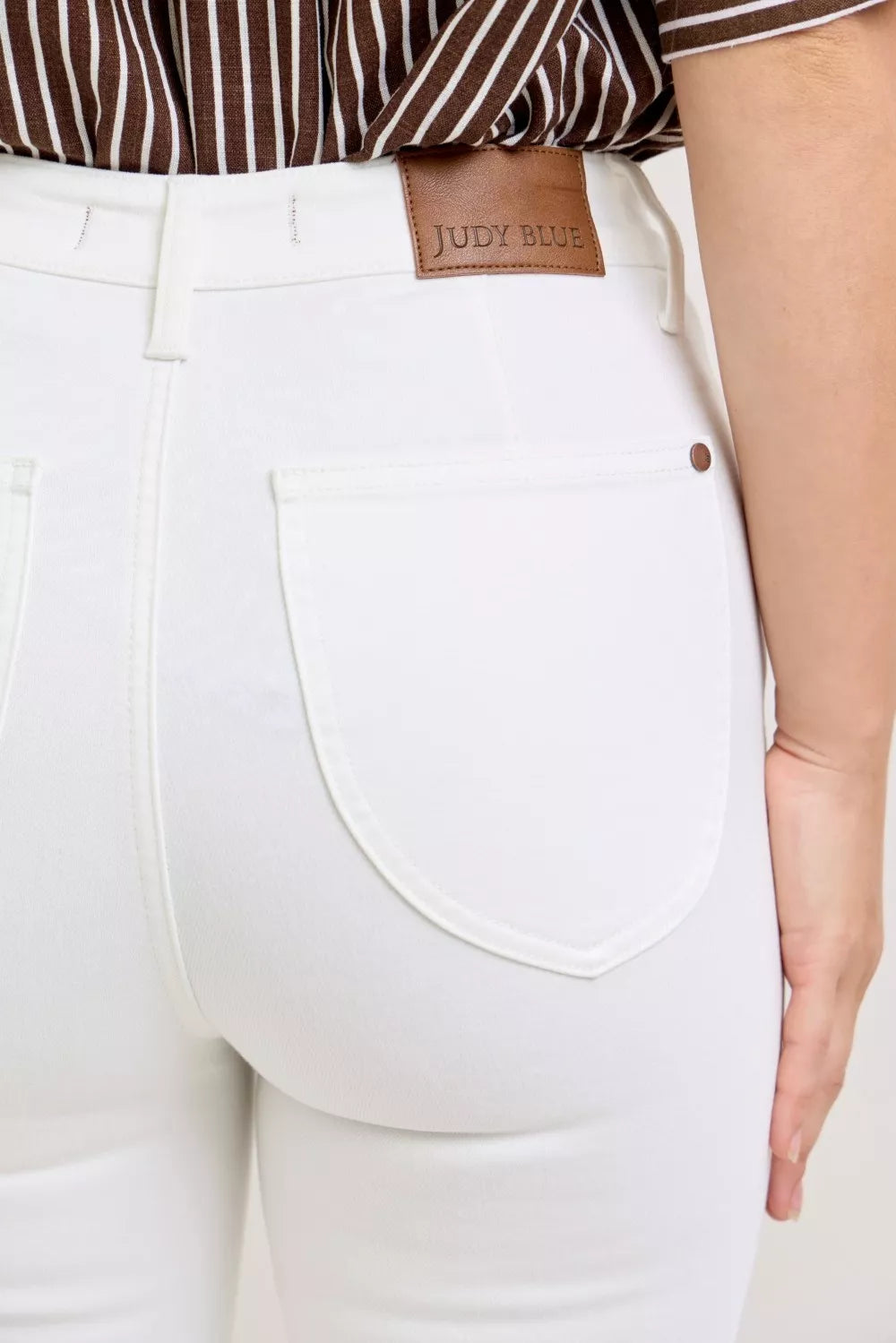 Judy Blue Spade Pocket Capri Pants in White in Wht