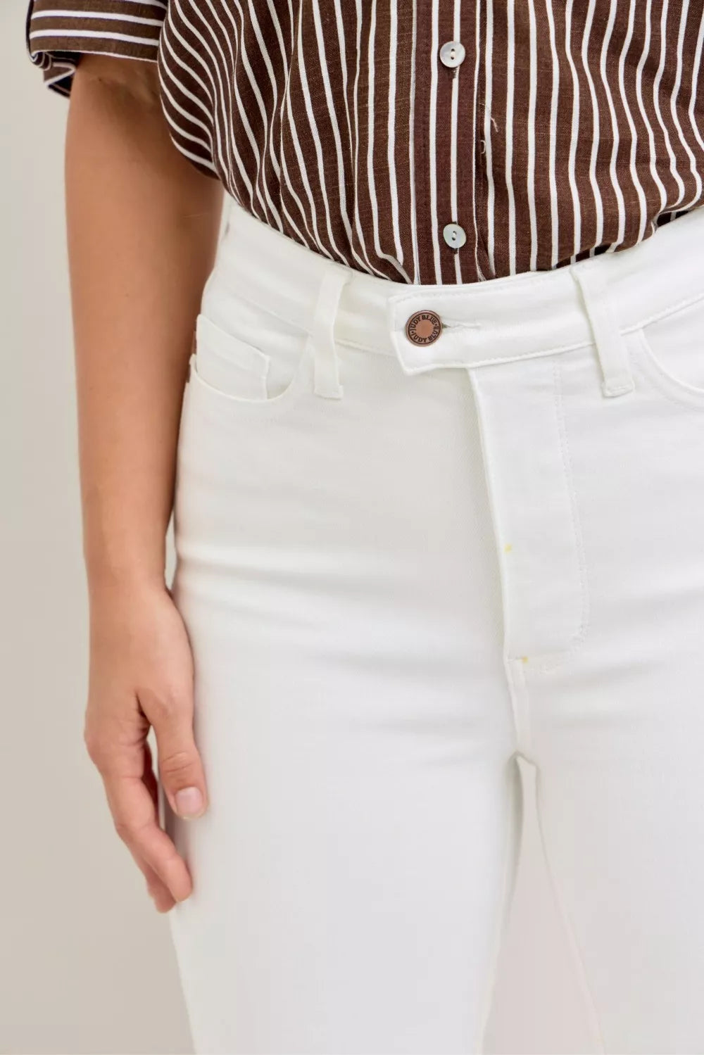 Judy Blue Spade Pocket Capri Pants in White in Wht
