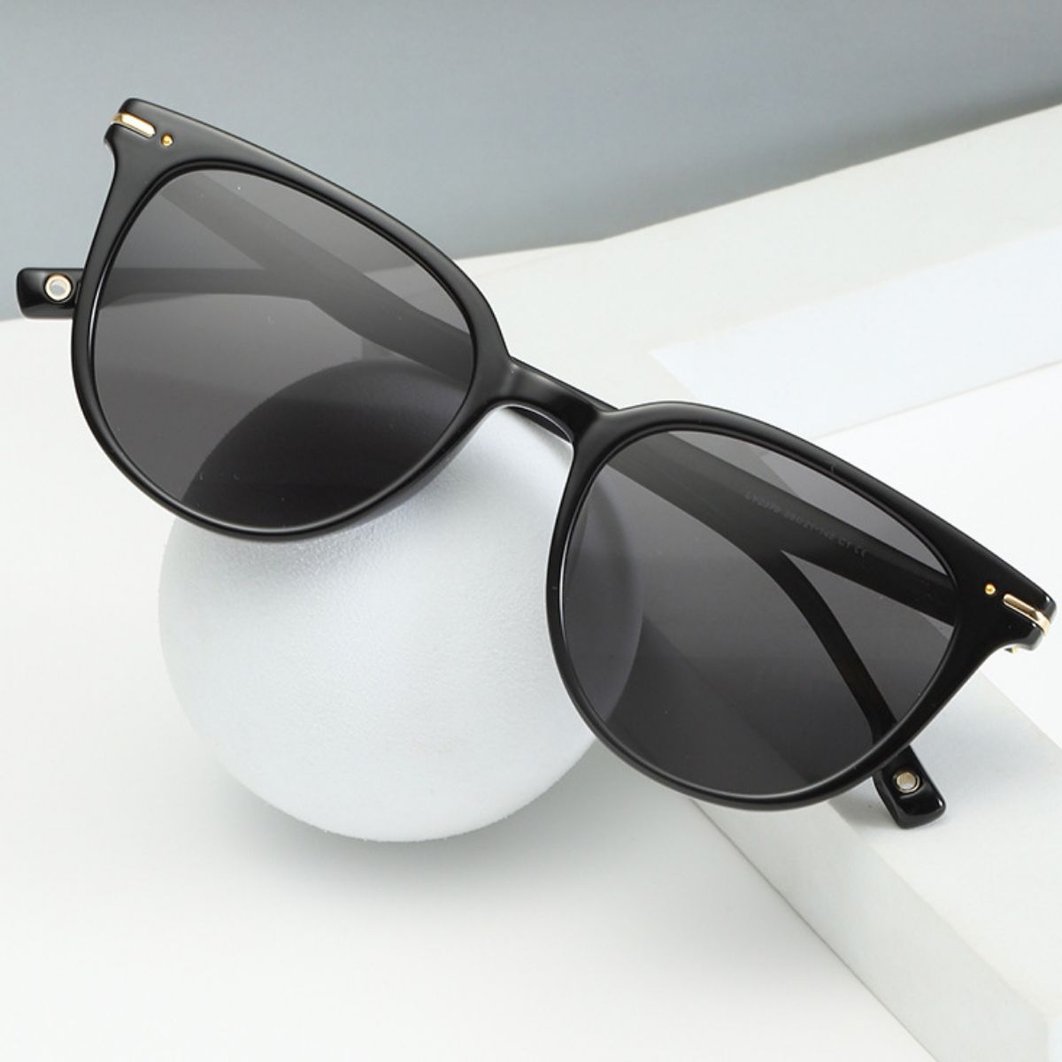 Ilussa Lightweight Sunglasses in black and blush