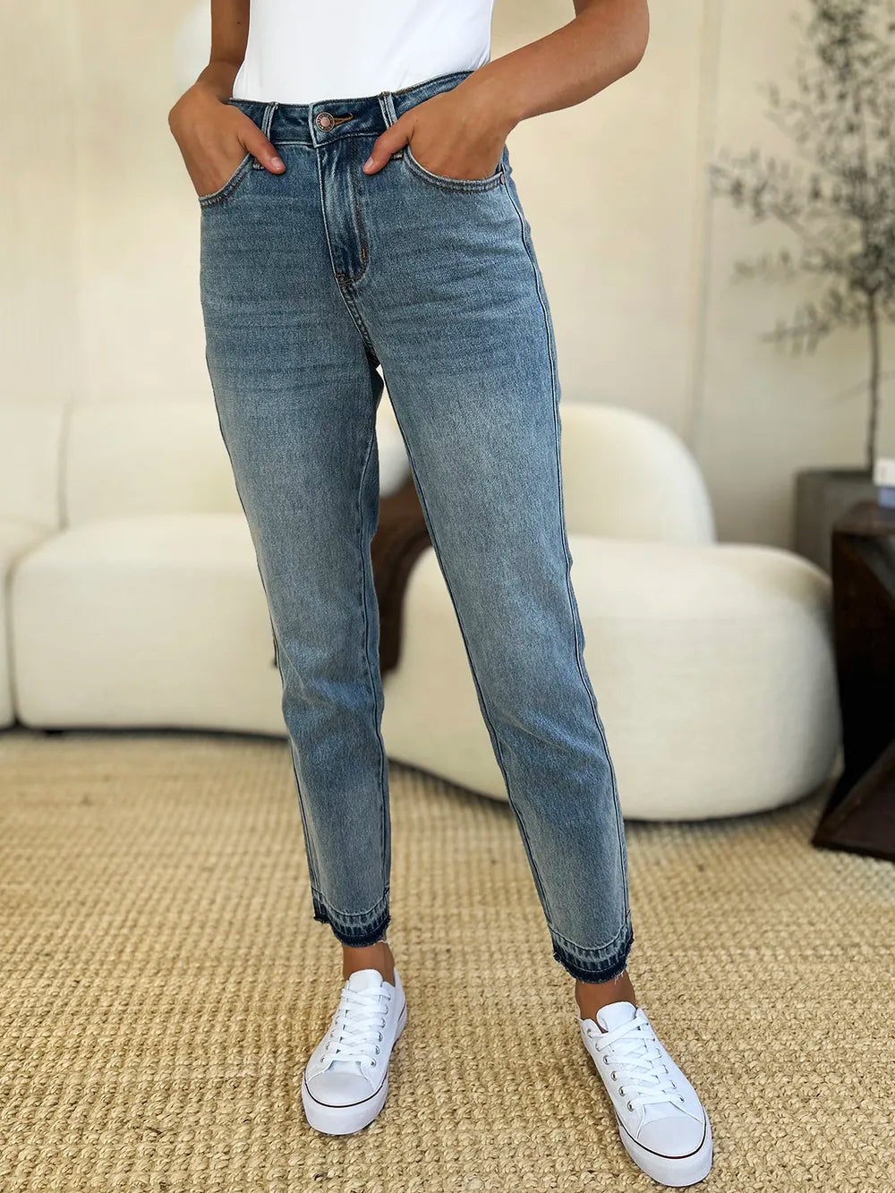 Judy Blue Mid Rise Magic Release Hem Jeans in Medium Wash