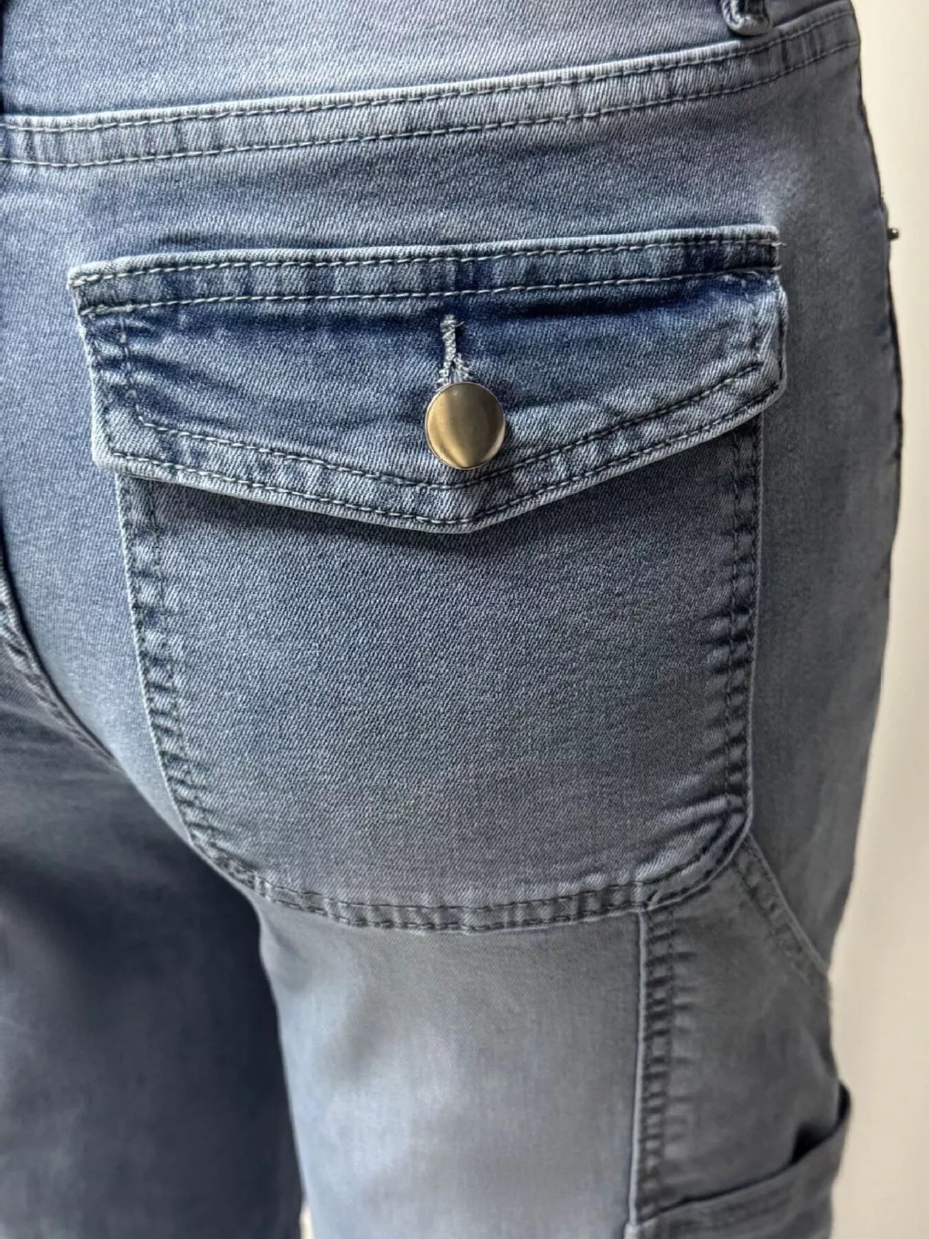 Button-Front Wide Leg Jeans in Blue