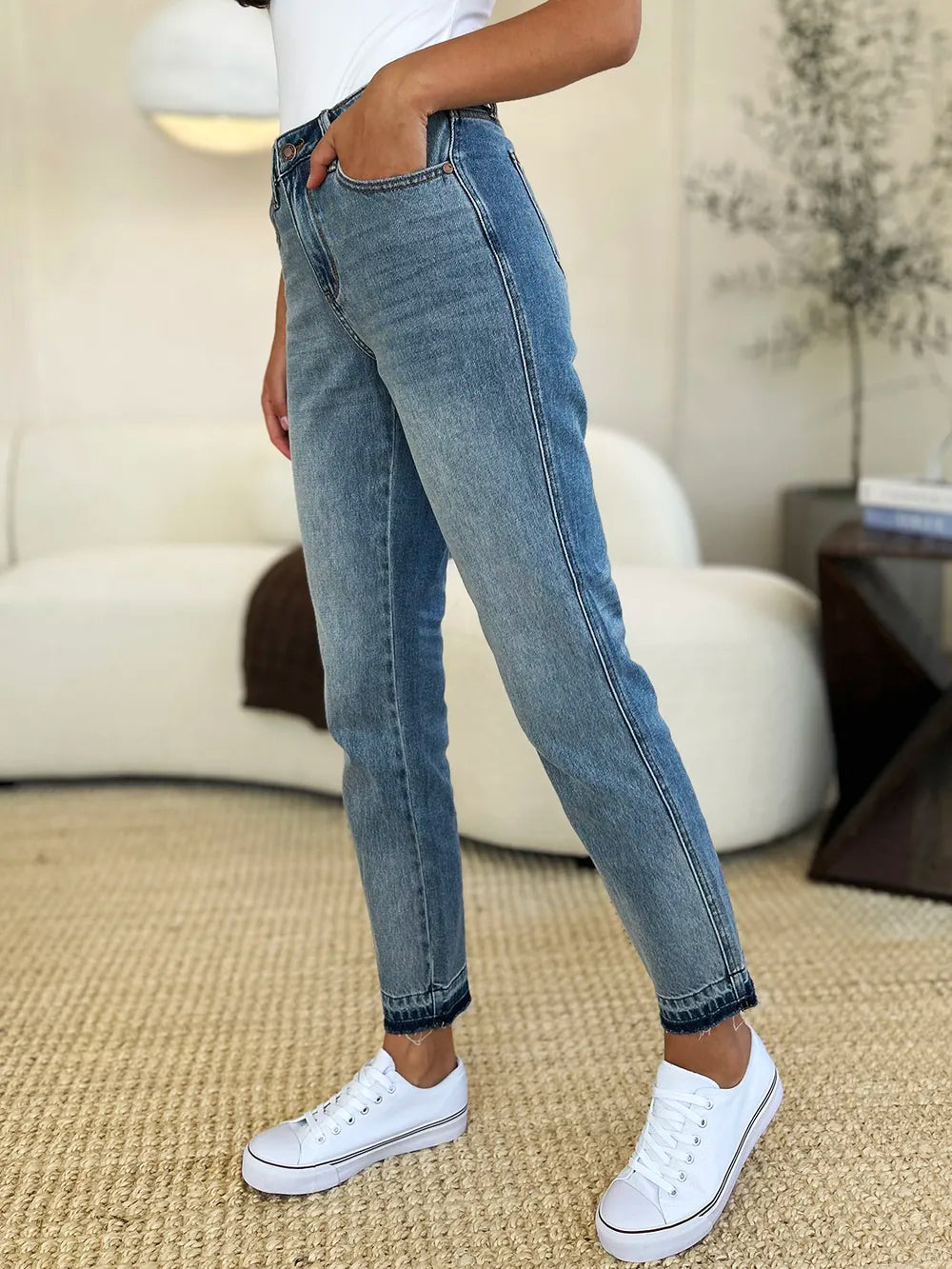 Judy Blue Mid Rise Magic Release Hem Jeans in Medium Wash