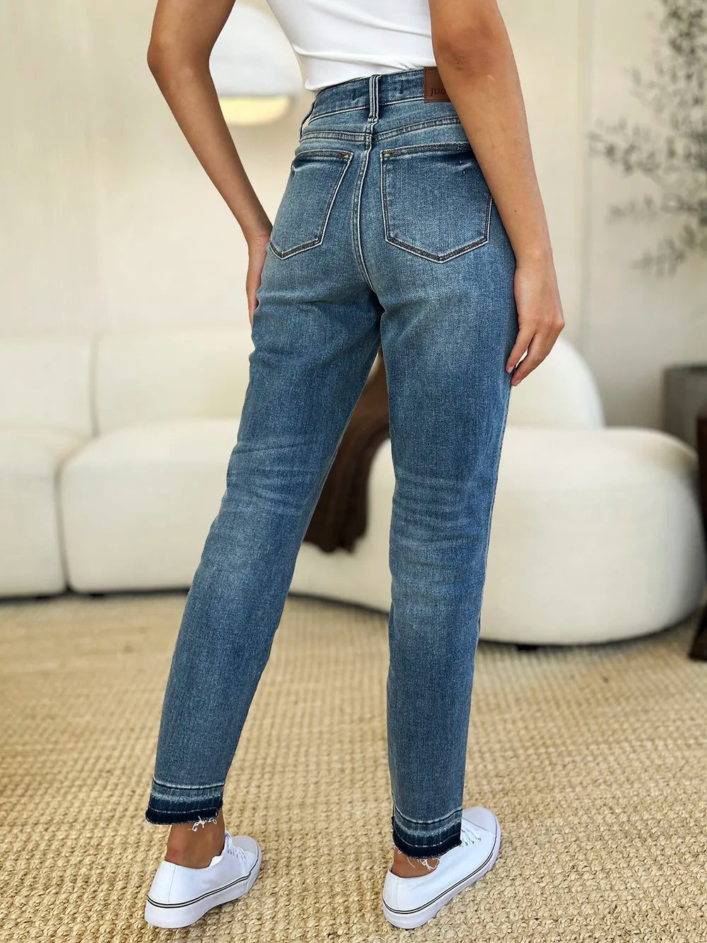 Judy Blue Mid Rise Magic Release Hem Jeans in Medium Wash