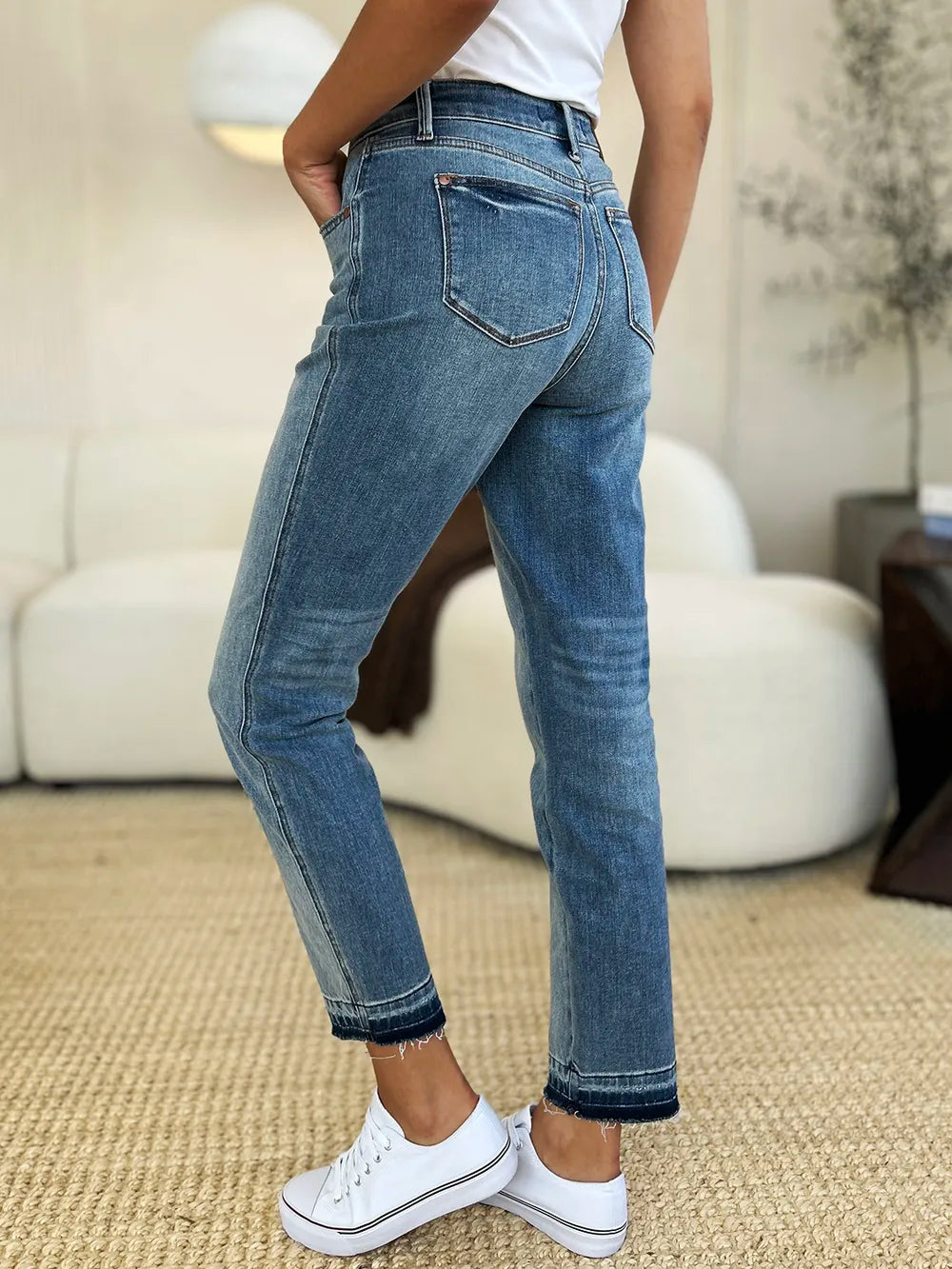 Judy Blue Mid Rise Magic Release Hem Jeans in Medium Wash