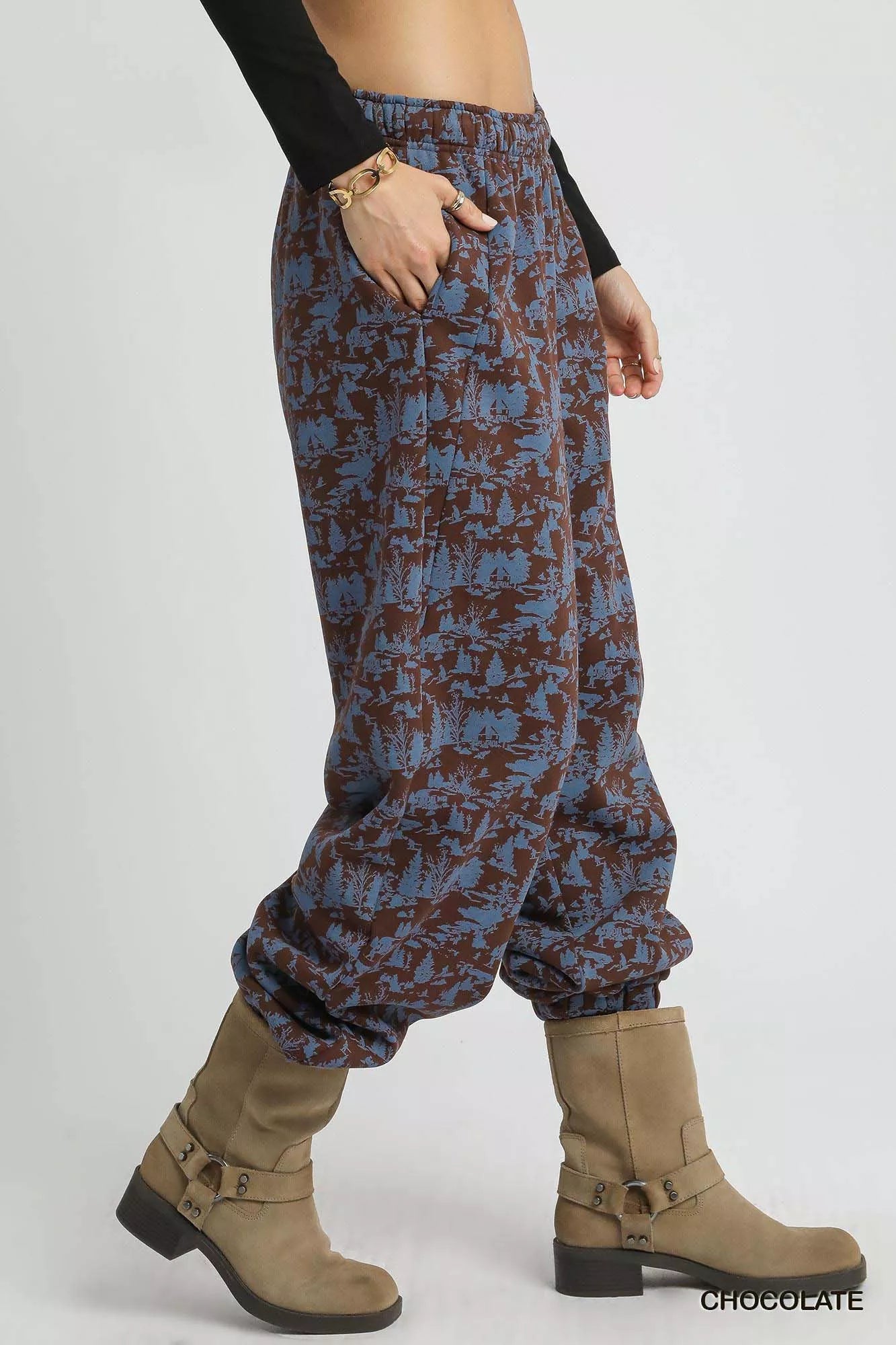 Umgee Scenic Print Sweatpants in Chocolate