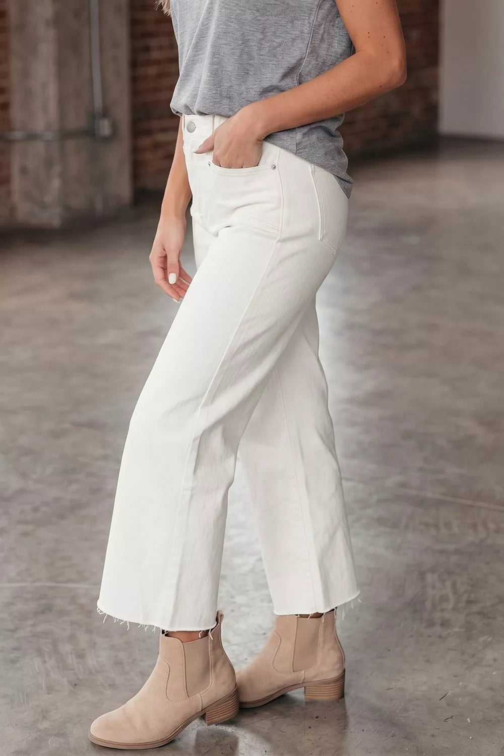 Raw Hem Ankle-Length Loose Jeans in White