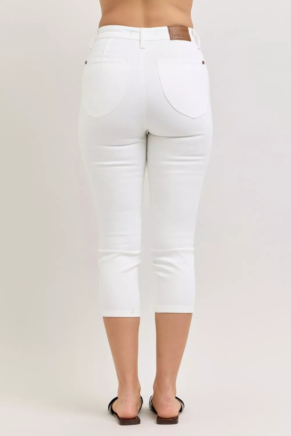 Judy Blue Spade Pocket Capri Pants in White in Wht