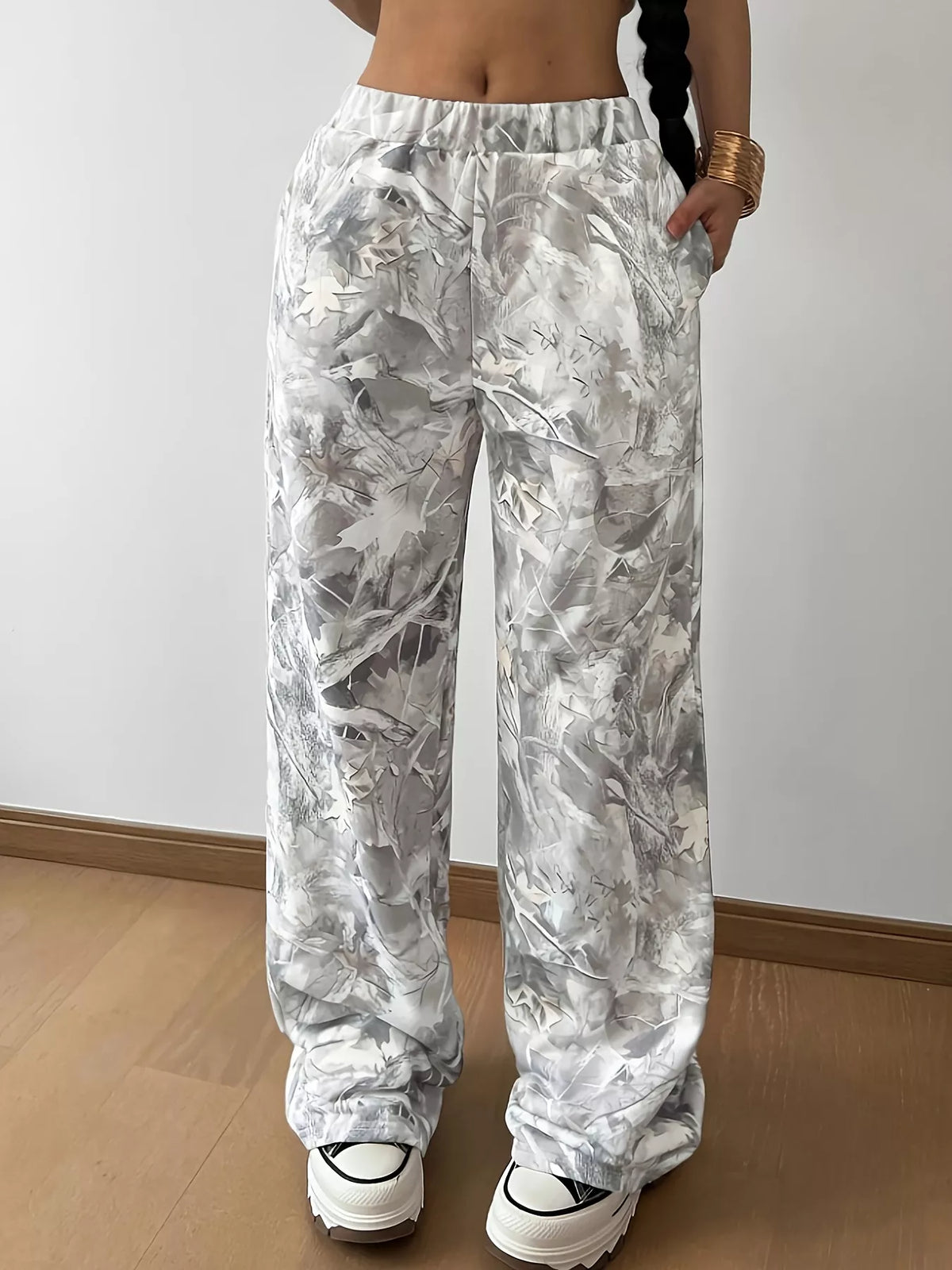 Printed Wide-Leg Pants in Light Gray