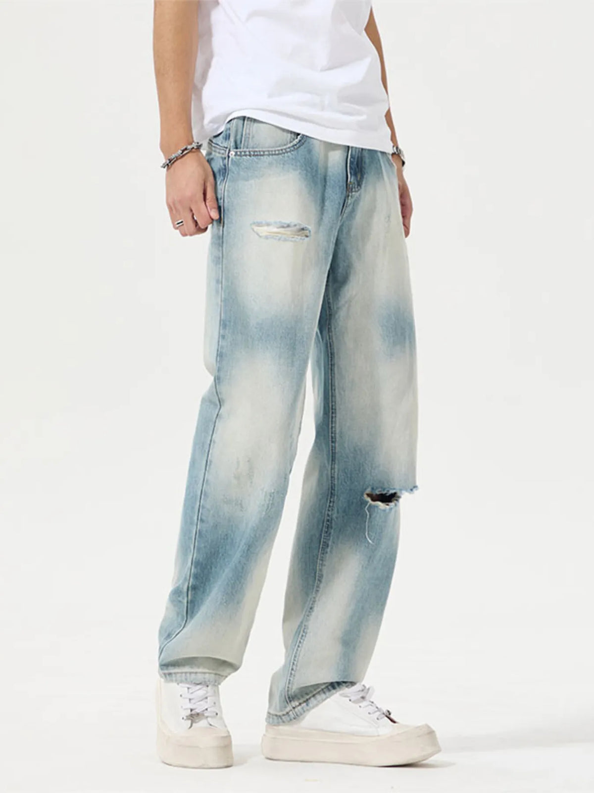 Distressed Relaxed-Fit Jeans in Light
