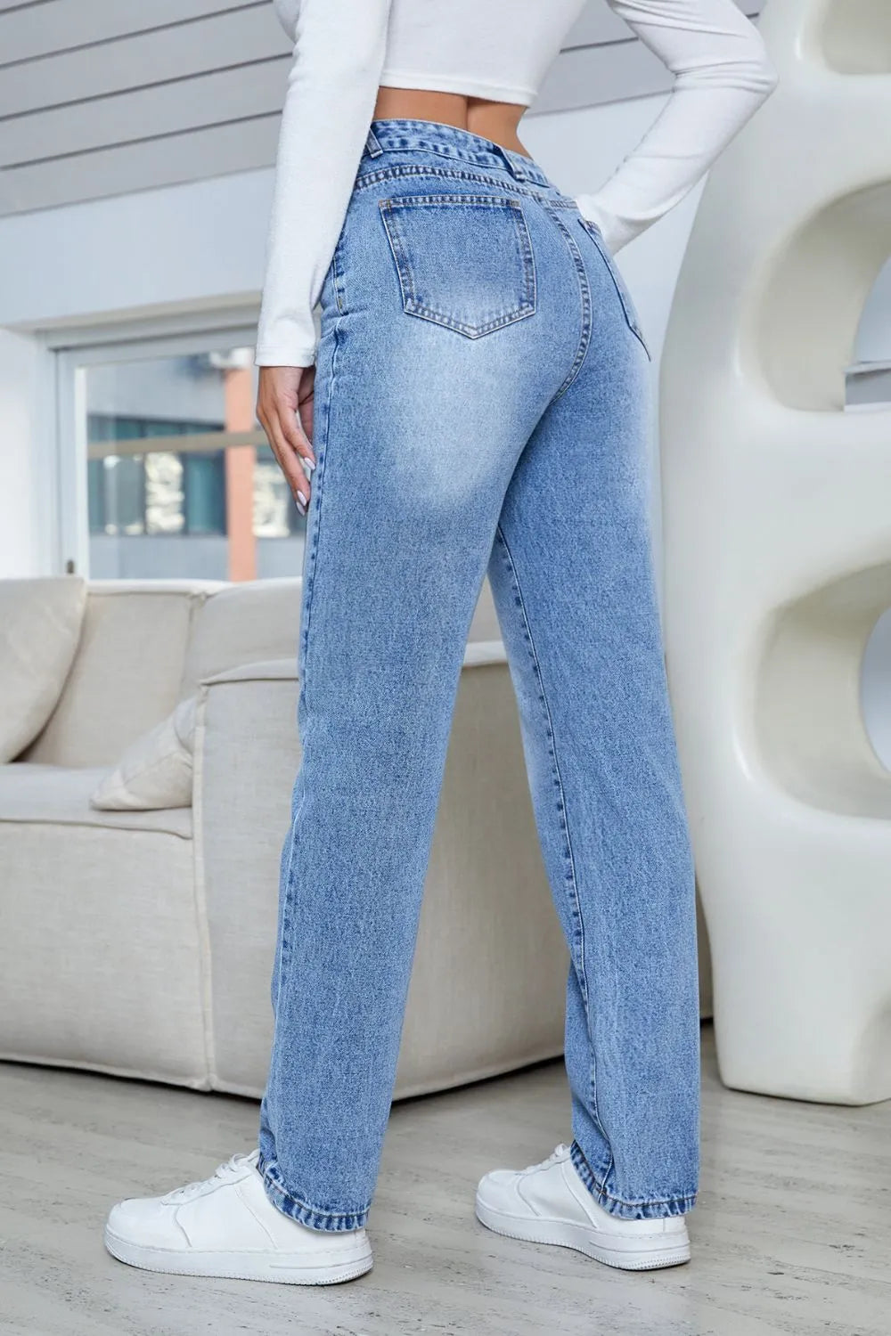 Straight Jeans in Light Wash