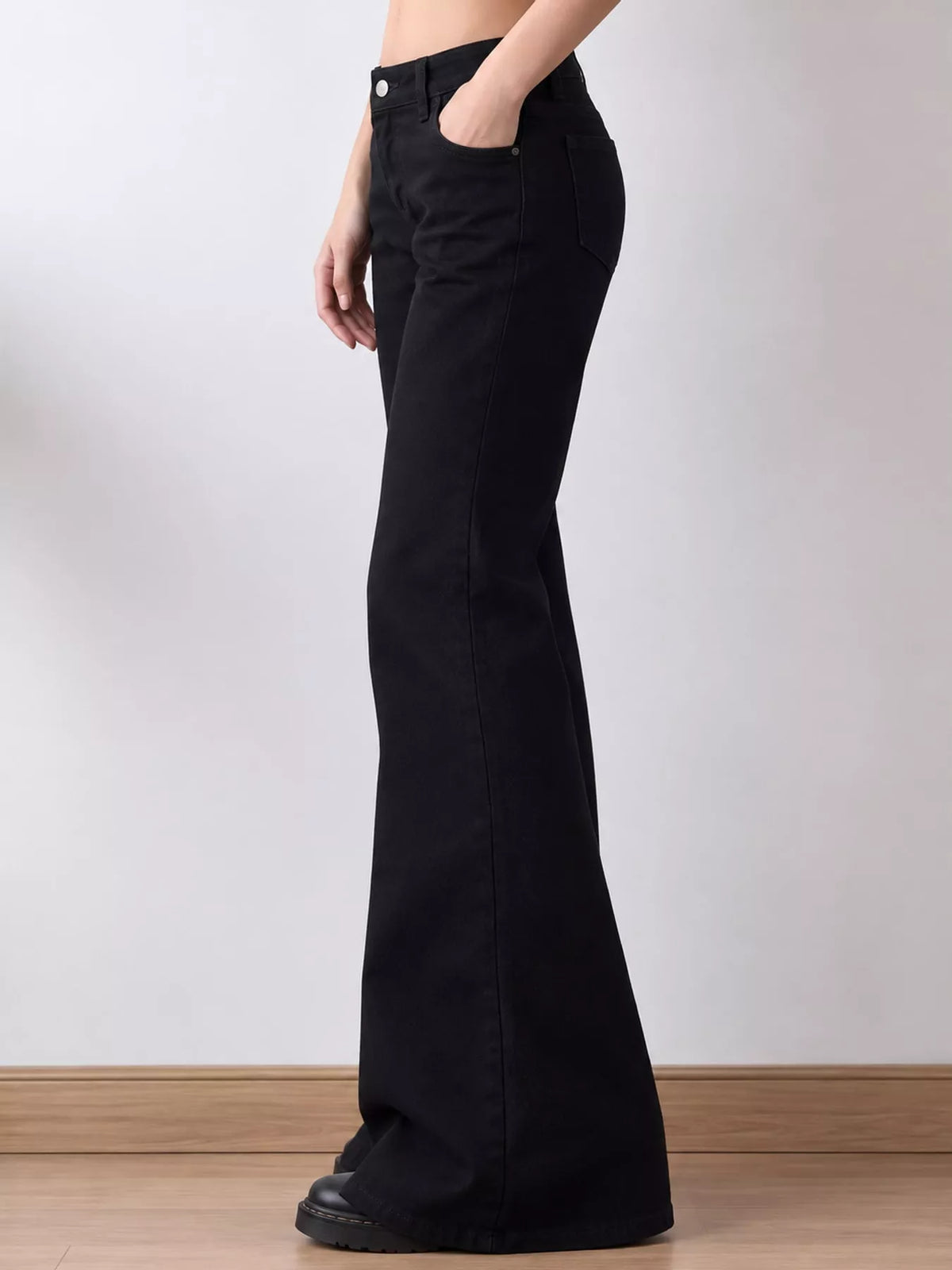 Low-Rise Flare Jeans in Black in Black-Low Rise