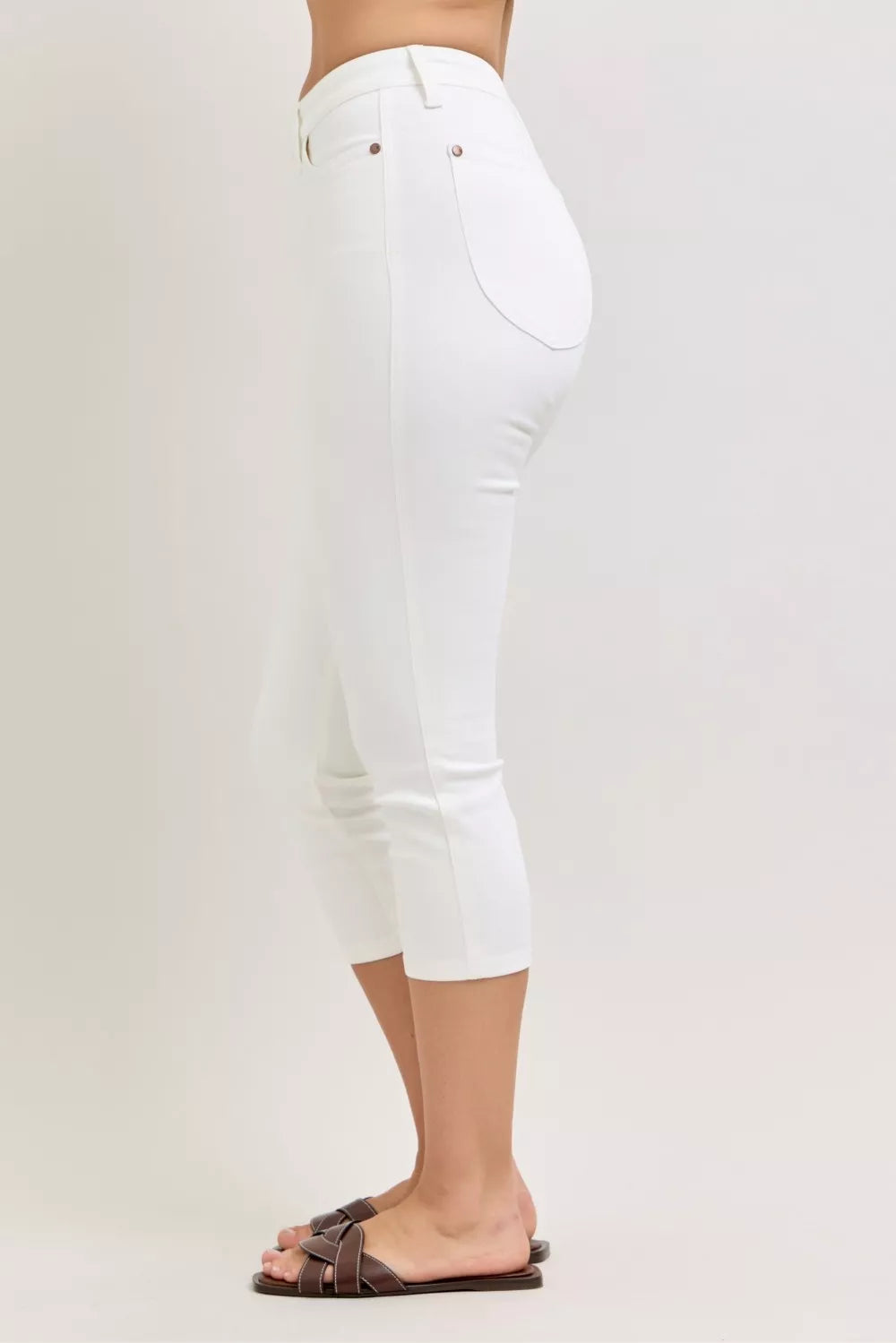 Judy Blue Spade Pocket Capri Pants in White in Wht