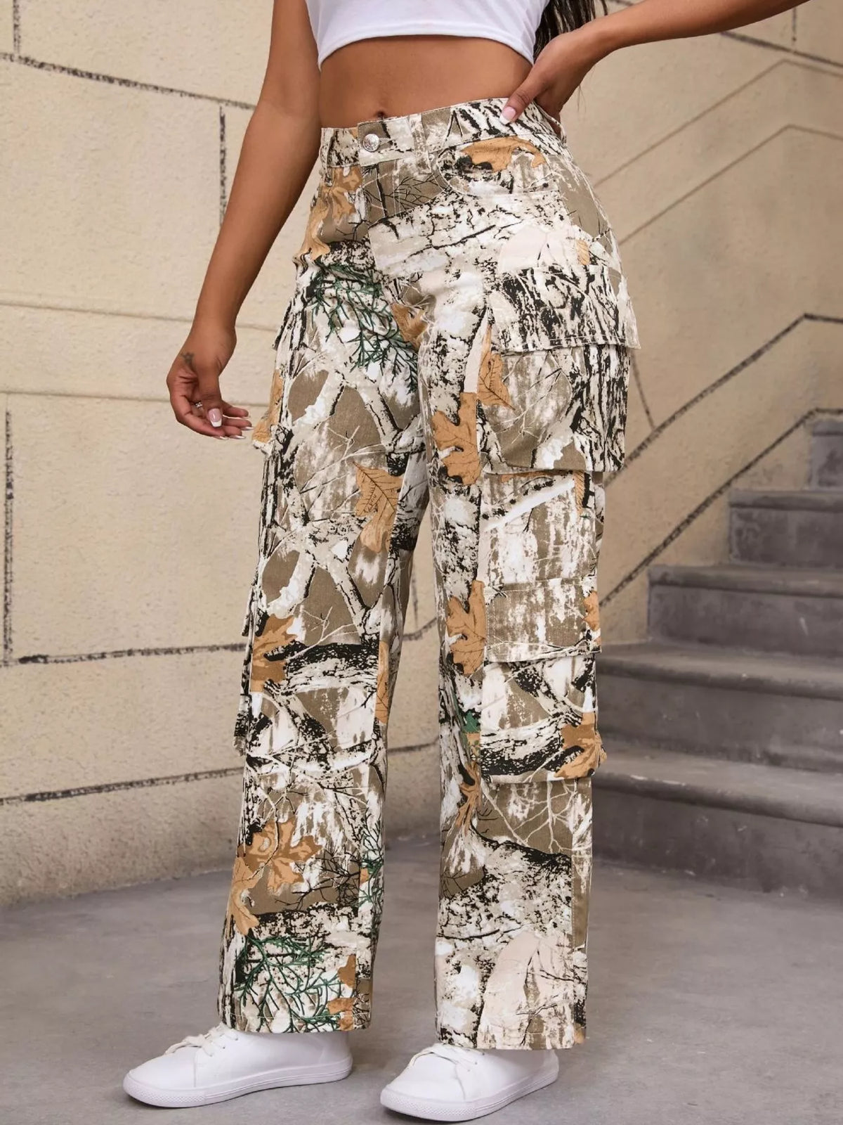 High-Waisted Camouflage Cargo Pants in Printed Color