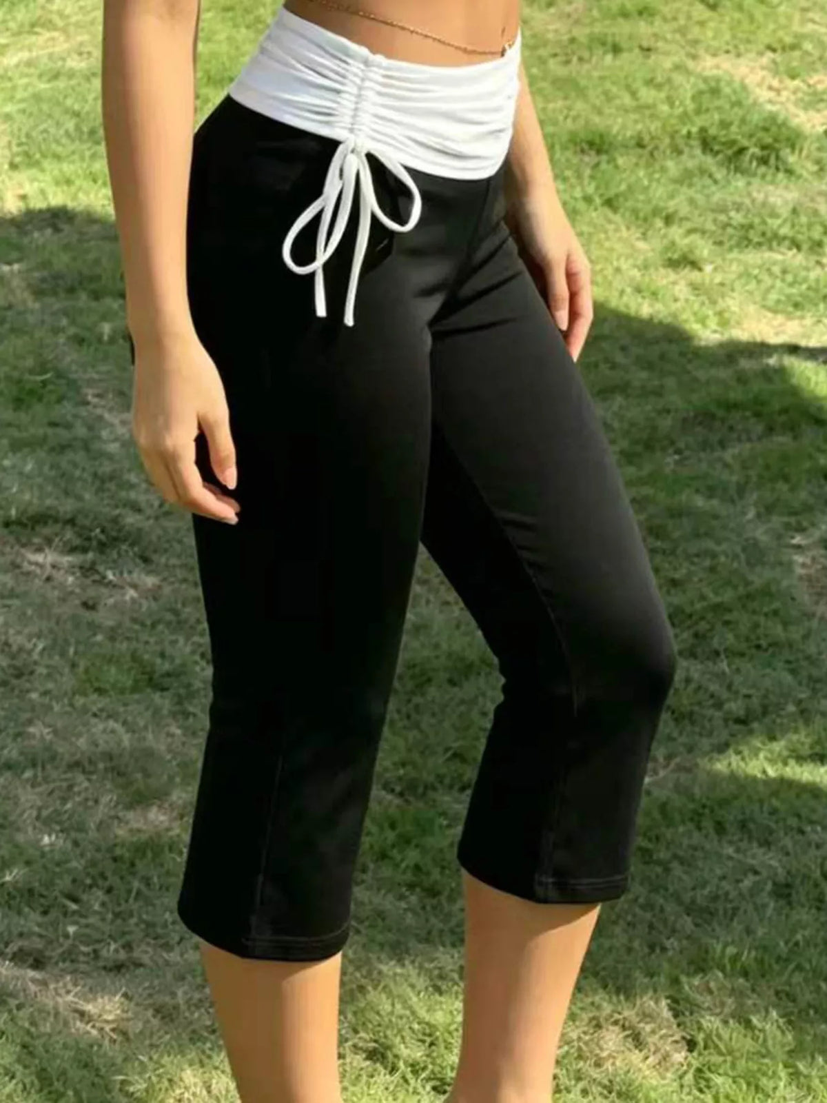 High-Waisted Ruched Drawstring Capri Pants in Black