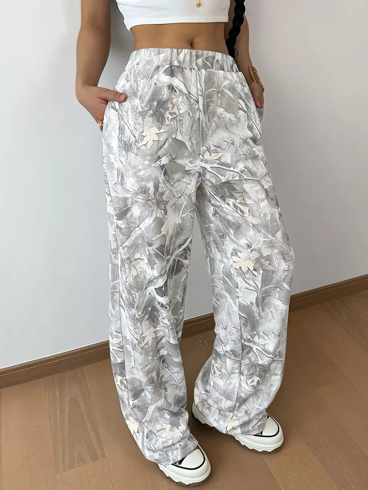 Printed Wide-Leg Pants in Light Gray