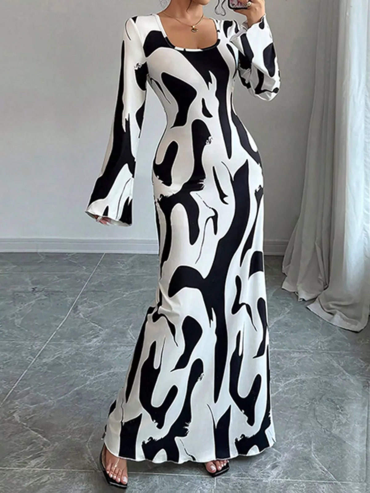 Abstract Print Long-Sleeve Maxi Dress in White Black