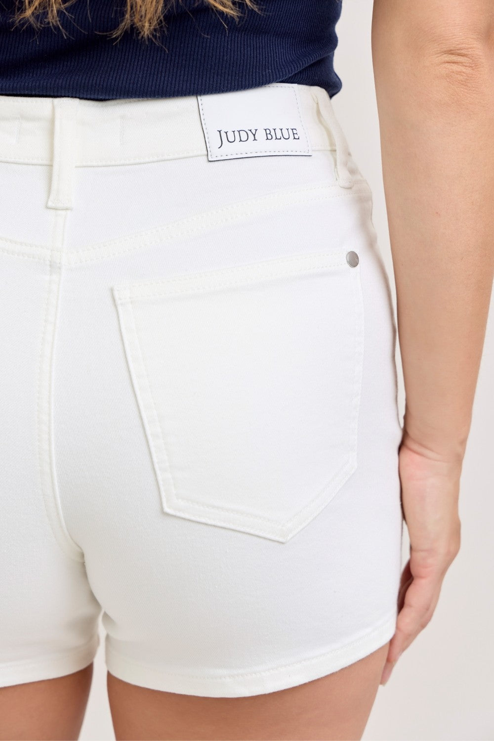 Judy Blue High-Waisted Slim Shorts in White in Wht