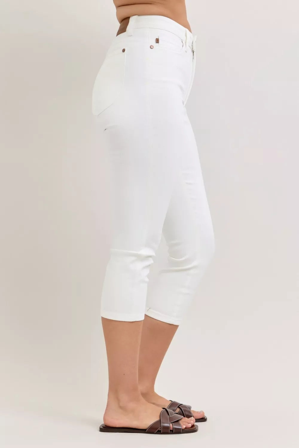 Judy Blue Spade Pocket Capri Pants in White in Wht