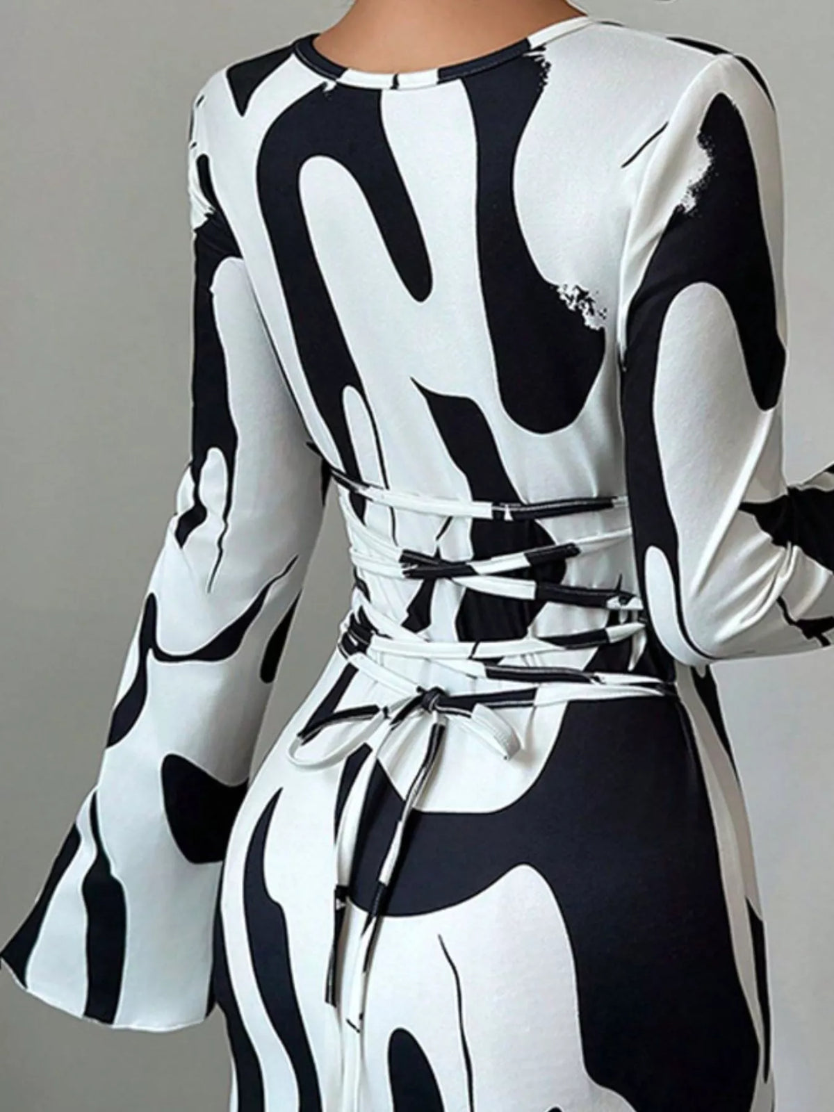 Abstract Print Long-Sleeve Maxi Dress in White Black