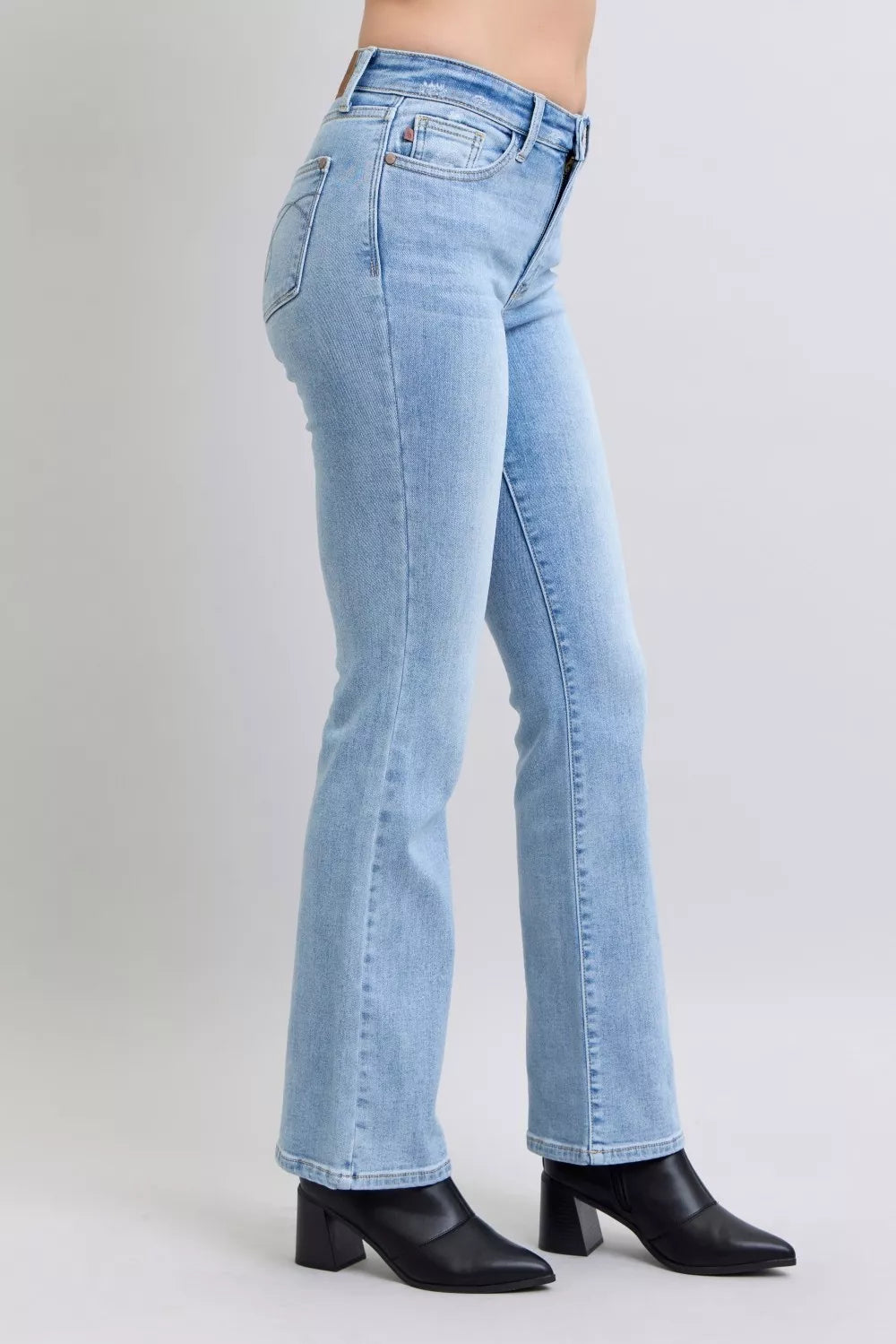 Judy Blue Mid Rise Thermal Bootcut Jeans in Light Wash in Lt