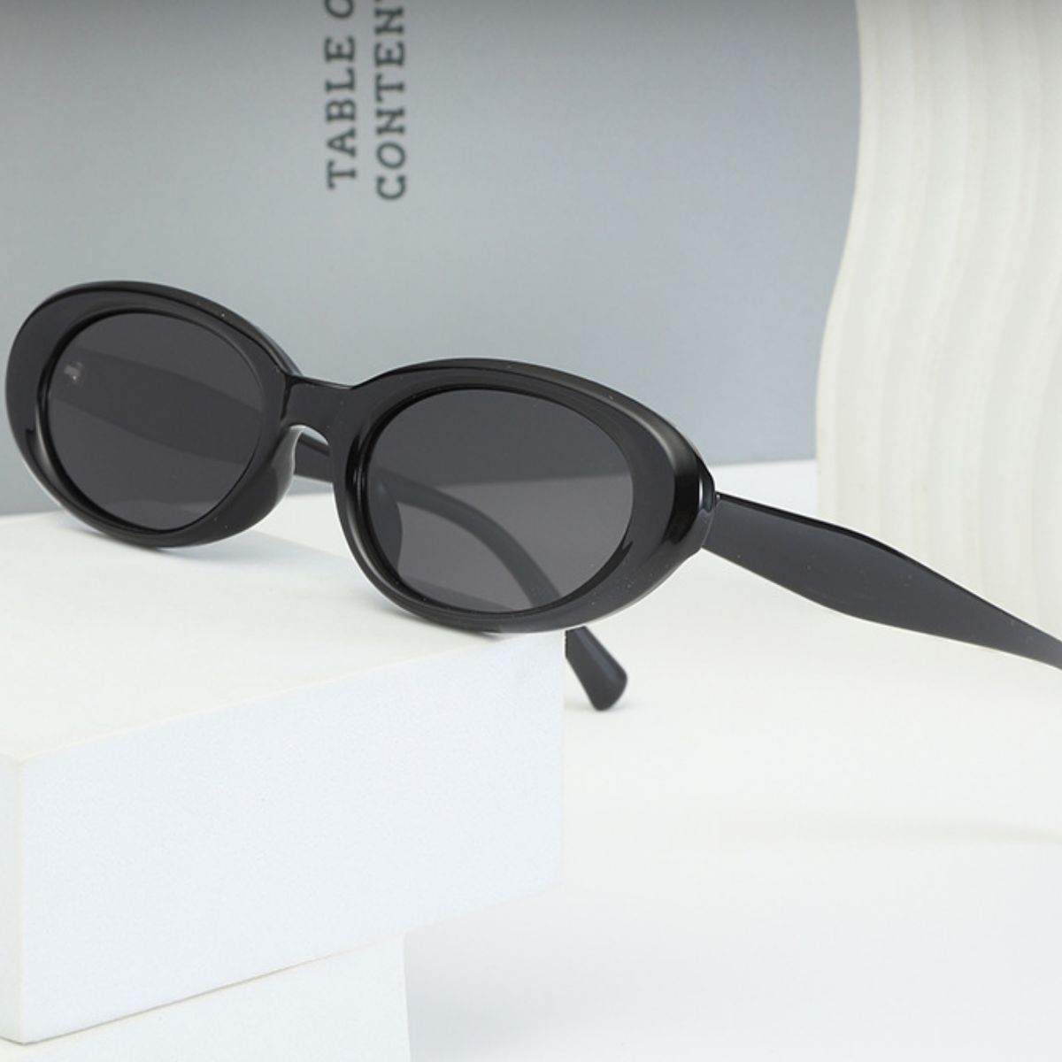 Ilussa Oval Sunglasses in black