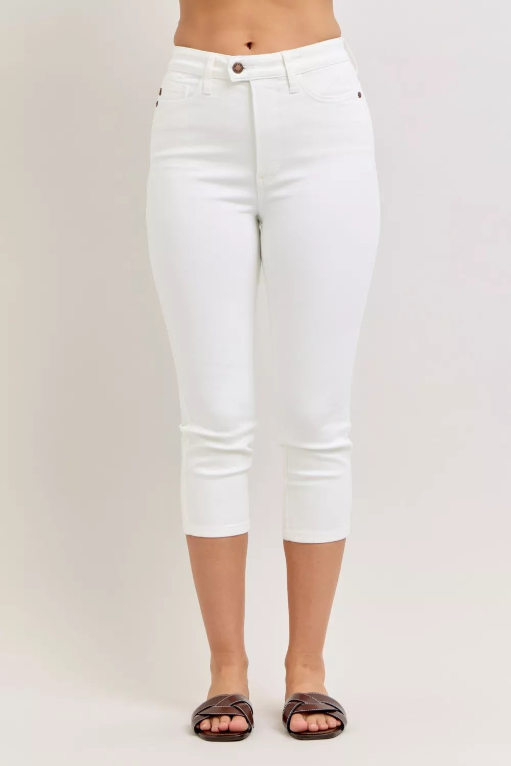 Judy Blue Spade Pocket Capri Pants in White in Wht