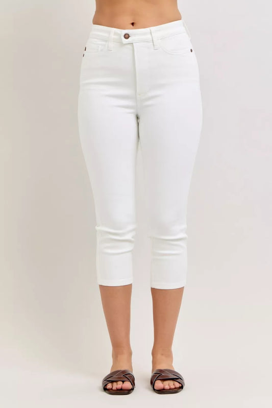Judy Blue Spade Pocket Capri Pants in White in Wht